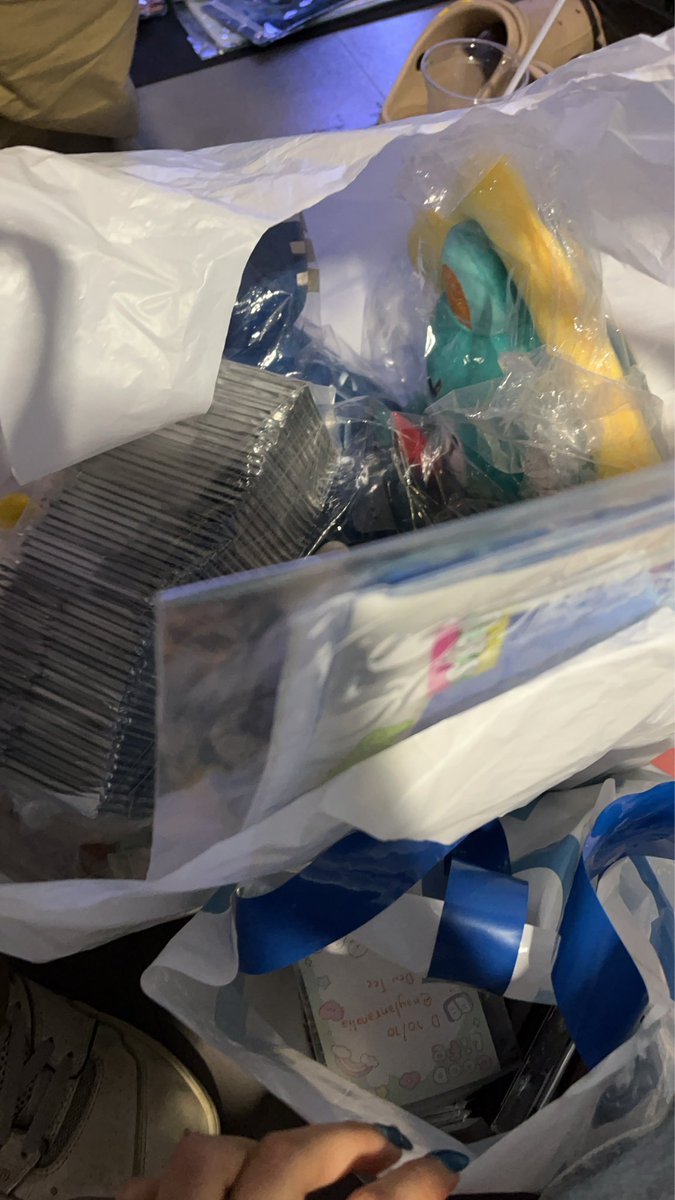 ksbfg1_'s tweet photo. PLEASSS RT! yang ngambil barang gitu aja tolong etikad baiknyaa di kembaliin! isinya random boys 30 set! doll lunar, perm, jummo, wasley dan barang lainnya, kantongnya berwarna putih gede, tolong di kembalikan jika ada yang salah ambil dan ke tuker🙏🏻 

#GMMTVFANIVAL2026HappyFamily