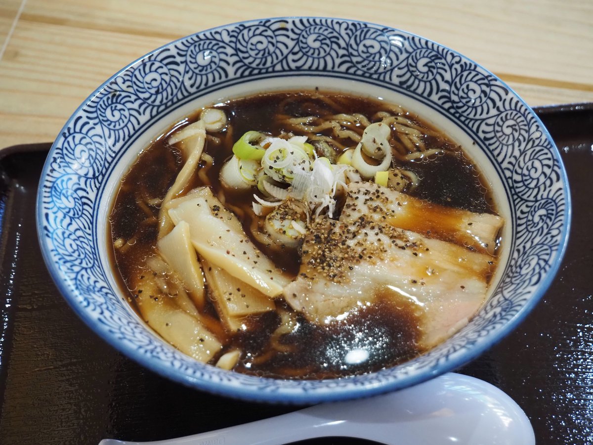 s_kouichi's tweet photo. 富山ブラックラーメン。これってやっぱり普通の醤油ラーメンより塩分濃いのかな。それとも単に色が濃いだけで塩分はそれほど差がないのか。教えて偉い人。

そして、米山SAでこれを食べないという選択肢は我が家にはない。サバサンド https://t.co/D9giYYi5hd