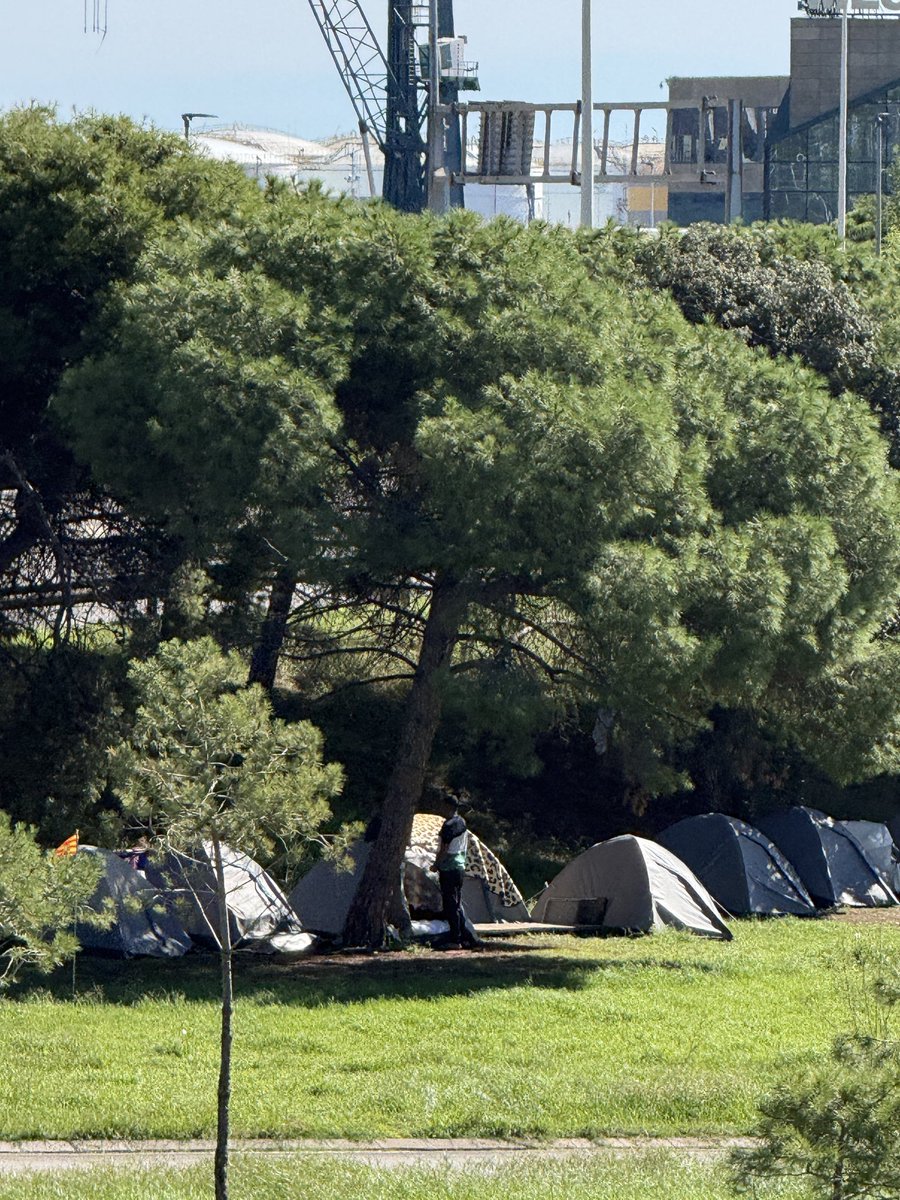 criscubero's tweet photo. Zona Franca. Qué está pasando? Una comunidad enorme viviendo en tiendas de campaña. Barcelona. Es una locura. Y sigo… https://t.co/TBWht2FnzP