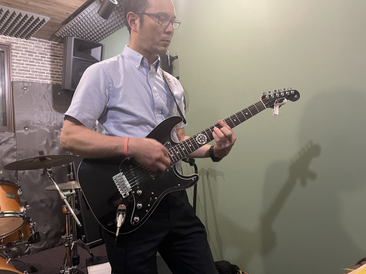 LGMUSICSCHOOL's tweet photo. 11月7日の「Livehouse Showcase2026」に向けて練習中の生徒さん。
職場で結成したというTHEE MICHELLE GUN ELEPHANTのカバーバンドで出演。

レッスンでは、アベフトシさんならではのキレのあるギターカッティングを練習中！

本番まであと一ヶ月弱！
頑張っていきましょー！！ https://t.co/f0dPpAWf0I
