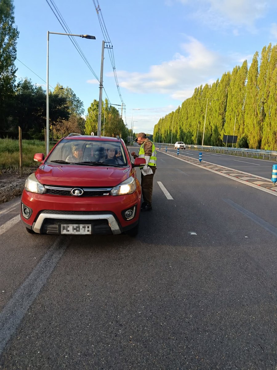 CarabNuble's tweet photo. Personal #SIAT #Ñuble realiza controles y fiscalizaciones en la Ruta 5 Sur, para reforzar la seguridad vial y prevenir la ocurrencia de accidentes de tránsito. Personal fiscaliza conductores y vehículos, verificando documentación y condiciones de desplazamiento. https://t.co/FglGjyYgLu