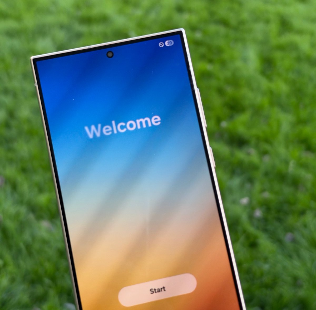 AnxiousHolly's tweet photo. Samsung should bring back squared corners 

i will admit i hated them at first when it came out but now they just look so premium to me ?? 🫪 https://t.co/J9HBhDT9Dk