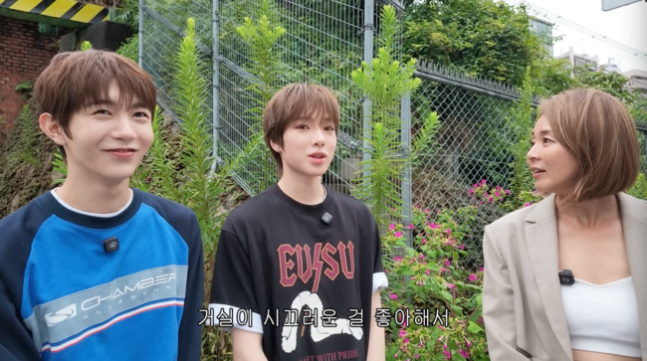 tang__kira's tweet photo. Ryo cerita kalau NCT Wish tinggal bareng di 1 rumah soalnya Sakuya pengen tinggal bareng semuanyaa.

Awalnya tuh mereka dibagi jadi 2 kelompok, masing-masing 3 member. Tapi Sakuya pengen semuanya tinggal bareng, jadi mereka tinggal bareng.

Sakuya jawab alasan kenapa pengen tinggal bareng, soalnya seruu. Sakuya seneng kalau ruang tamunya ramee.

https://t.co/ifwcxeeMpS