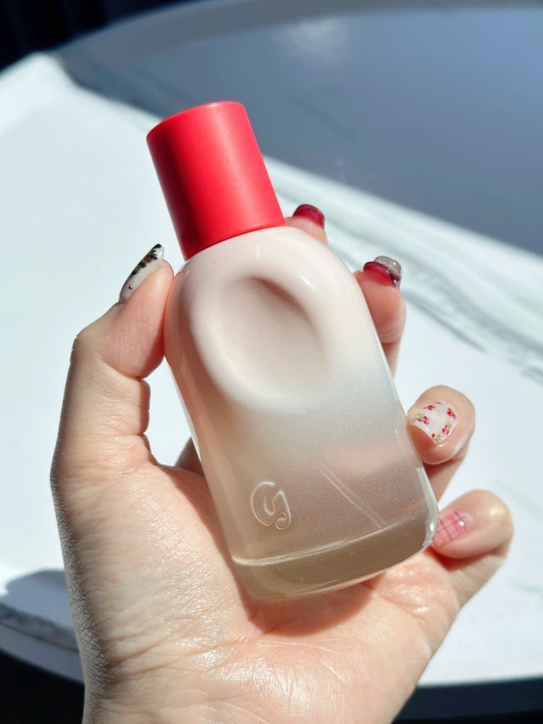 tinyreview2's tweet photo. Glossier you อวยตลอดไป โดนทักบ่อยมากกก หมอที่คลินิกทำหน้าทัก ถามว่าใช้น้ำหอมแบรนด์อะไร ไม่เคยได้กลิ่นเลย ปกติผมเห็นคนไข้ใช้ Burberry Her กับ Chanel Chance จนผมจำกลิ่นได้ อันนี้แปลกจริง จนต้องถาม กลิ่นเก๋ สะอาด ไฮยีน อธิบายไม่ถูก แต่หอมมากๆๆ พอแบรนด์ไป Glossier You นางบอก ไม่เคยได้ยิน เหมือนทำมาให้โดนทัก