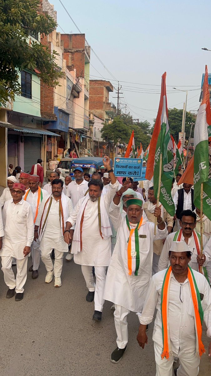 ShuklaAkhilesh_'s tweet photo. किसान अधिकार यात्रा – उत्तर प्रदेश (पूर्वी ज़ोन)

आज चंदौली जनपद से उत्तर प्रदेश किसान अधिकार यात्रा (पूर्वी ज़ोन) के प्रथम चरण का शुभारंभ हुआ। यह यात्रा किसानों की समस्याओं को राजनीति के केंद्र में लाने, उनकी आवाज़ को बुलंद करने और उनके हक़, सम्मान एवं न्याय की लड़ाई को व्यापक जनआंदोलन का स्वरूप देने की दिशा में एक महत्वपूर्ण पहल है।

इस अवसर पर मुख्य अतिथि के रूप में AICC के राष्ट्रीय सचिव एवं उत्तर प्रदेश के सह-प्रभारी श्री वरुण चौधरी जी, उत्तर प्रदेश कांग्रेस के पूर्व अध्यक्ष एवं पूर्व सांसद श्री बृजलाल खाबरी जी तथा अखिल भारतीय किसान कांग्रेस के राष्ट्रीय उपाध्यक्ष श्री अखिलेश शुक्ला जी की गरिमामयी उपस्थिति रही।

यात्रा का संयोजन उत्तर प्रदेश किसान कांग्रेस (पूर्वी ज़ोन) के अध्यक्ष श्री राम आधार जोसेफ जी ने किया। इस अवसर पर श्री डॉ. आर.सी. पाण्डेय जी, श्री शशि उपाध्यक्ष जी, श्री गौरव पाण्डेय जी, श्री दीपक त्रिपाठी जी एवं श्री रजनीश पाण्डेय जी सहित अन्य साथियों की उपस्थिति रही।

किसान केवल अन्नदाता ही नहीं, बल्कि देश की अर्थव्यवस्था और ग्रामीण जीवन की आधारशिला हैं। उनकी मेहनत का उचित मूल्य, फसलों का लाभकारी दाम, समय पर भुगतान और सम्मानजनक जीवन सुनिश्चित करना सरकार की जिम्मेदारी है। किसान अधिकार यात्रा का संकल्प है कि किसानों के वास्तविक सवालों को जन-जन तक पहुँचाया जाए और उनके अधिकारों की लड़ाई को मजबूती से आगे बढ़ाया जाए।

किसानों के सवाल अब हाशिये पर नहीं, राजनीति के केंद्र में होंगे।

किसान के हक़ की आवाज़, गाँव-गाँव तक!
जय जवान, जय किसान! 🇮🇳