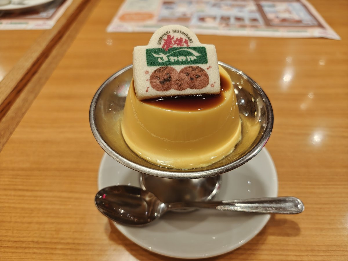opabin666's tweet photo. 〆のプリン！
この御時世にハンバーグ500g、パン・サラダセット・デザートで4410円なのはコスパヤベェですわ。
味も美味かったし、そりゃ流行るわけや🤔 https://t.co/jifMSypZZV