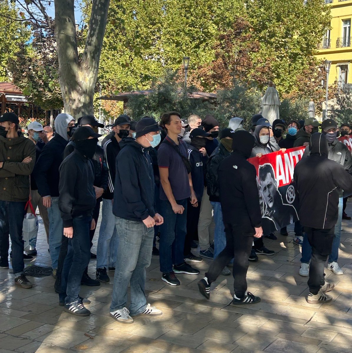 ArnaultRaphael's tweet photo. À quoi joue la préfecture au juste ? Cherche-t-elle à permettre des violences ?

Veut interdire une manif antifasciste (dans une ville infestée comme Aix…) puis laisse une trentaine de néo-nazis à seulement quelques m des antifascistes sous le regard bienveillant de la police. https://t.co/uXZQrYXQAD