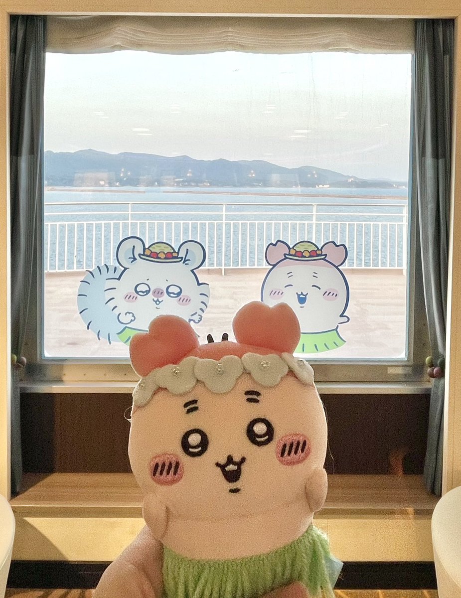 mallow_chiikawa's tweet photo. 窓から見ると、モモンガとカニちゃんがデッキで追いかけっこしてるみたい🥰 https://t.co/S5Y7uRoSln
