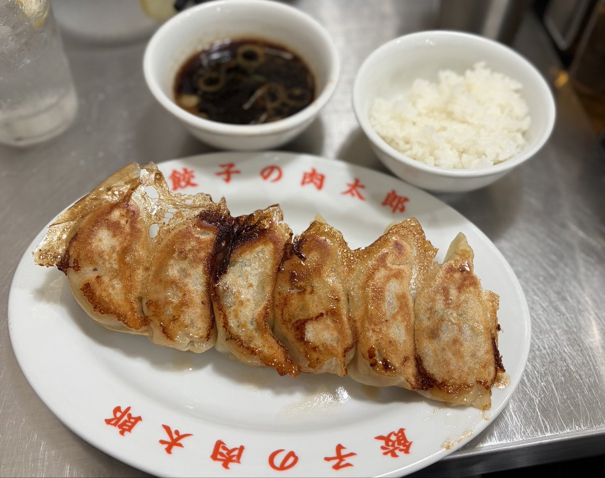 hanjouteiooba's tweet photo. 三連休の初日、めっちゃ神保町周辺の人が多かったので、何かの役に立てばと久しぶりに神保町の名店を並べてみました。どれも5000円あれば美味しく食べられるお店です。

一歩（肉料理、炒め物美味い）
神田餃子屋（シャキシャキ餃子）
餃子の肉太郎（肉汁エグい）
馬子禄 牛肉面（サッパリ麺）
ラムラック東京（羊料理の応酬）
清井商店（新星沖縄そば）
笑酒（日本酒、焼酎抜群）
ふらっと日な田（一品料理絶品）
豊はる（未来系立ち食いそば）
炭火焼鳥ひのてつ（アットホーム）
酉たけ（値段以上の美味さ）
みさち屋（大人数ならここ！）
Rスリランカ（知られるべきカレー）
folk（肉厚スゴすぎバーガー）
ぼてふり（立ち飲み最強魚がうまい）

ごく一部ですが休日散策のご参考に…！
