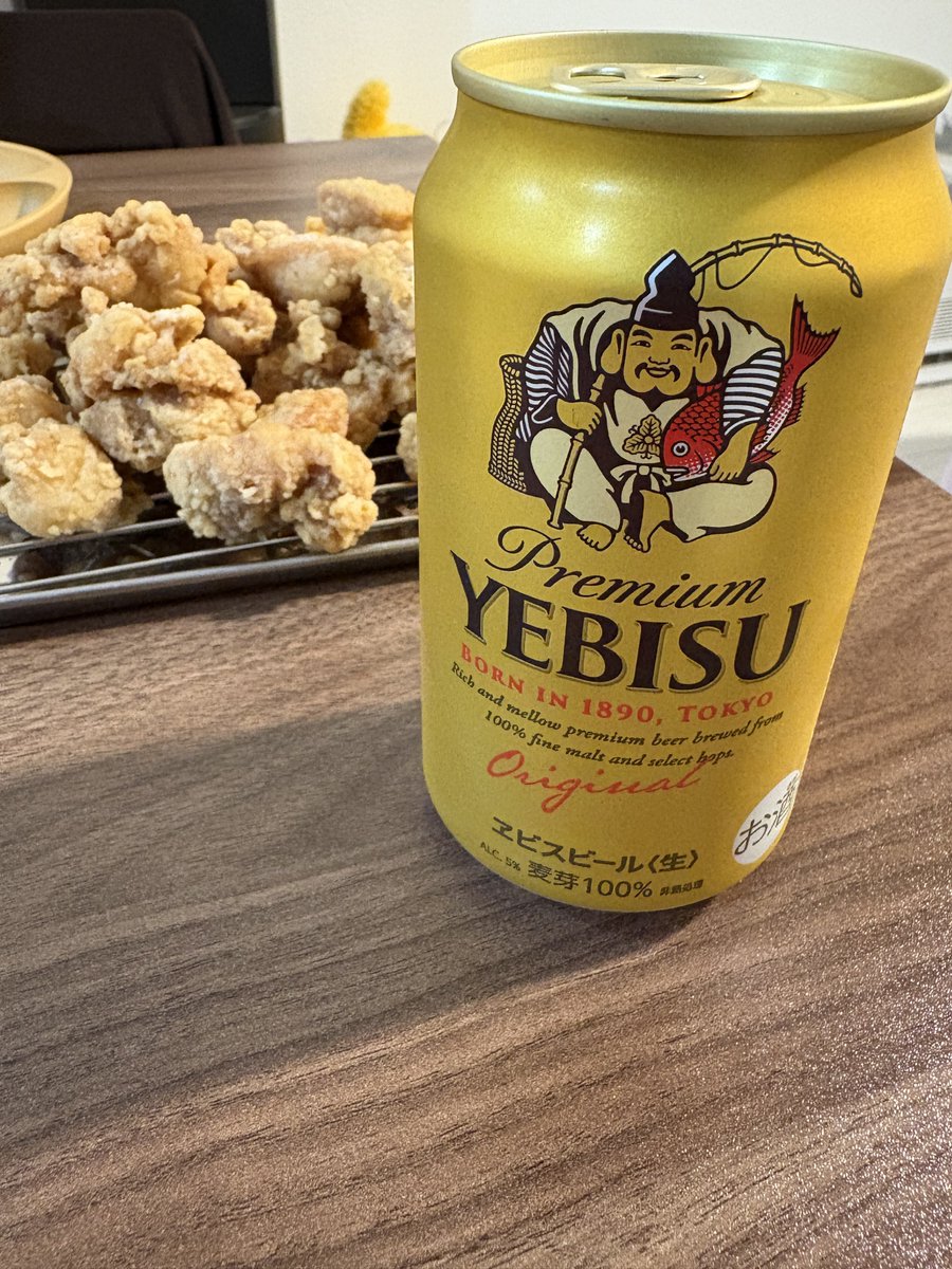 BOKISANNN's tweet photo. キンカキンカに冷えたちゃっけえビールと爆肉汁唐揚げ。恵比寿様も笑ってらあ。 https://t.co/lgjRRTCCSE