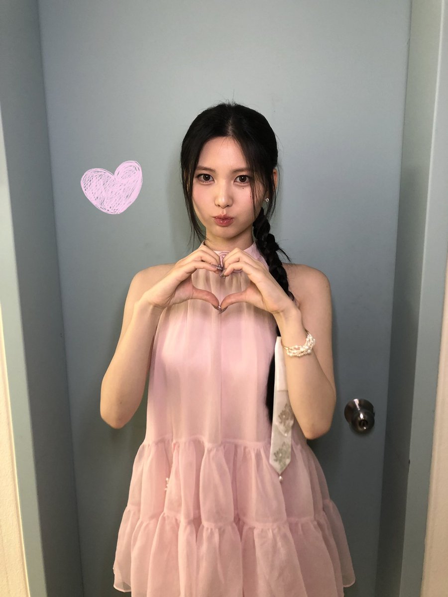dodree_zip's tweet photo. 261009 fans 🐈‍⬛📸 (2/2)

"pinky collection 😗💝"

#leesonghyun #이송현 
#dodree #도드리 https://t.co/sqR9vBSmPo