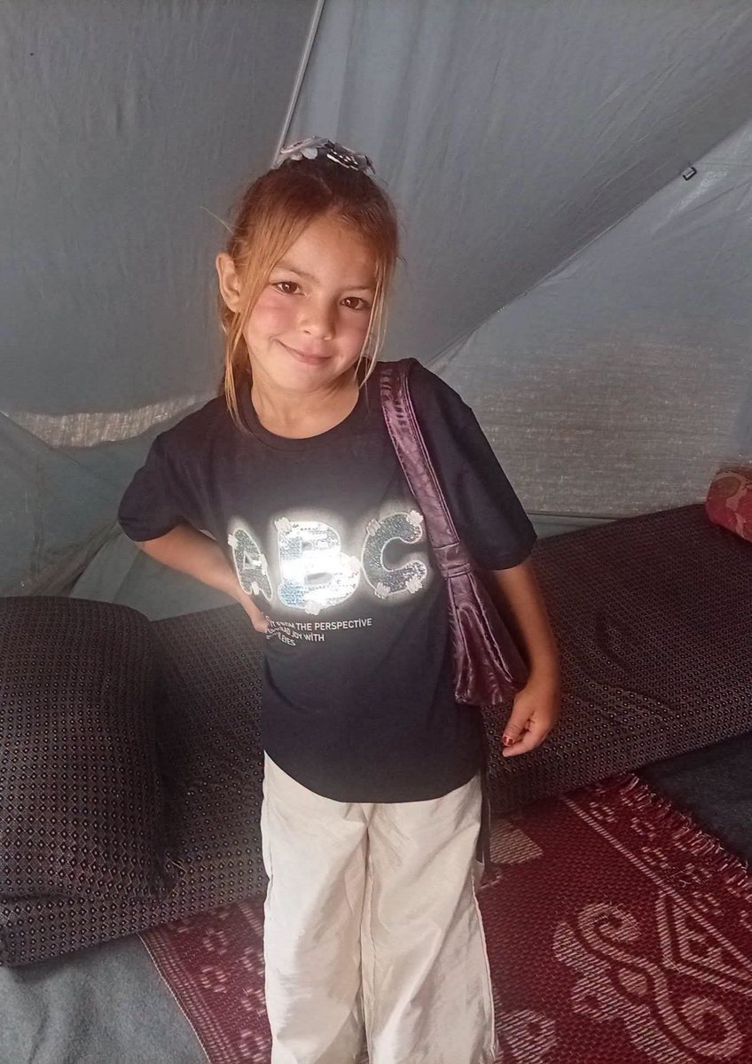 battaloz's tweet photo. Az önce, Jabalia'dan masum küçük kız Shahd Abd Naaman Al-Najjar, çadırın içinde ödevini yaparken, sapan bir kurşunla öldürüldü. 💔 https://t.co/JLbyerGdQz