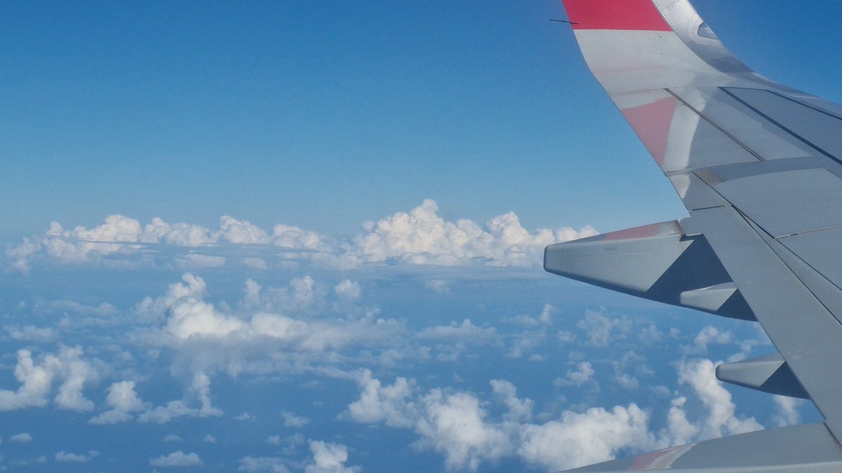 Pocholo_again's tweet photo. @AfrikaWinslet @TiempoRTVC @AEMET_Canarias @tenerife_meteo Ese misma formación nubosa de cúmulos desde el aire?? (La foto fue tomada a las 17.20 en dirección a LZ/FTV ya en la fase de descenso) https://t.co/fnuWLrYSa4