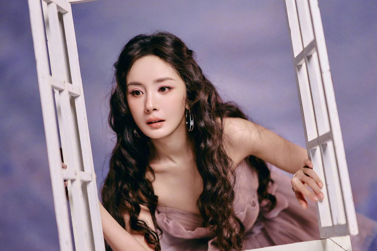Xiaoxielan's tweet photo. สวยแบบมองแล้วเขิลลลลอะ วันทำงานธรรมดาของหยางมี่แต่มาแบบสวยเบอร์นี้ 10 10 10 !!!
#หยางมี่ #YangMi #杨幂 https://t.co/Pf61DQi2SS