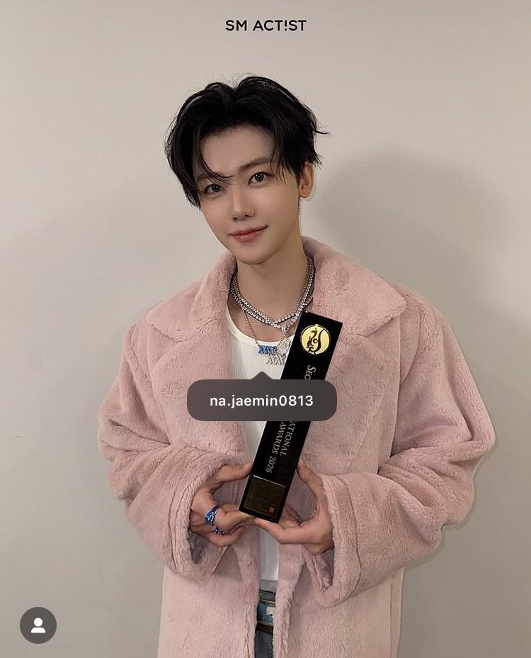 dollzna's tweet photo. jaemin in 𝐢𝐝𝐨𝐥 outfit receiving an 𝐚𝐜𝐭𝐨𝐫 trophy🤞🏻see when your bias is talented https://t.co/SdS5Xt3vaf