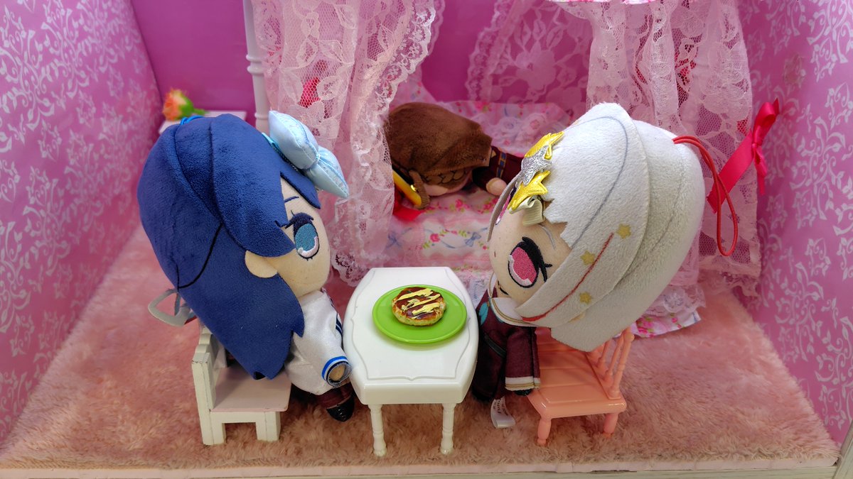 mossP1708's tweet photo. 🐧「さやのつくったお好み焼き、おいしいね。すずは食べないの？」
⏰️「巨大スイーツ完食チャレンジで食べすぎてしまってそれどころじゃないみたいですね…」
#まいにちさやぬい
#まいにちつづぬい
#まいにちすずぬい https://t.co/hprc6p0Ir9