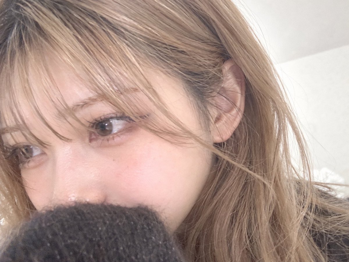 ui_ui_vv's tweet photo. 驚くかもしれませんが、これが1年ぐらい前の私です
　
ちなみに朝に投稿したぼかしのやつも実はほぼ同じ髪です🫣
気づきました?
　
またこの色か、もっと明るい色にしようかなぁーなんて思って迷ってます🤔
　
こういうギャルっぽいのとかダメですか?
　
あなたは昔と今、どっちのほうが好きですか?
教えてください!!