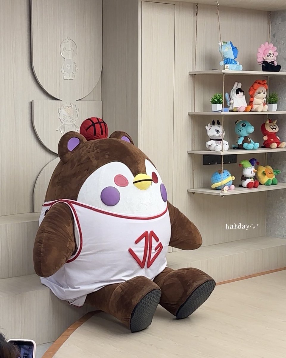 haveabrightday_'s tweet photo. ตุ๊กตานั่งไซส์พิเศษหรือเปล่าคะ บิ๊กกายกว่าเพื่อนเบยย อยากได้ไปตั้งที่บ้านจัง 🐧🏀❤️

#GUINZLY
#GEMMHOUSE https://t.co/O52OowmcB0