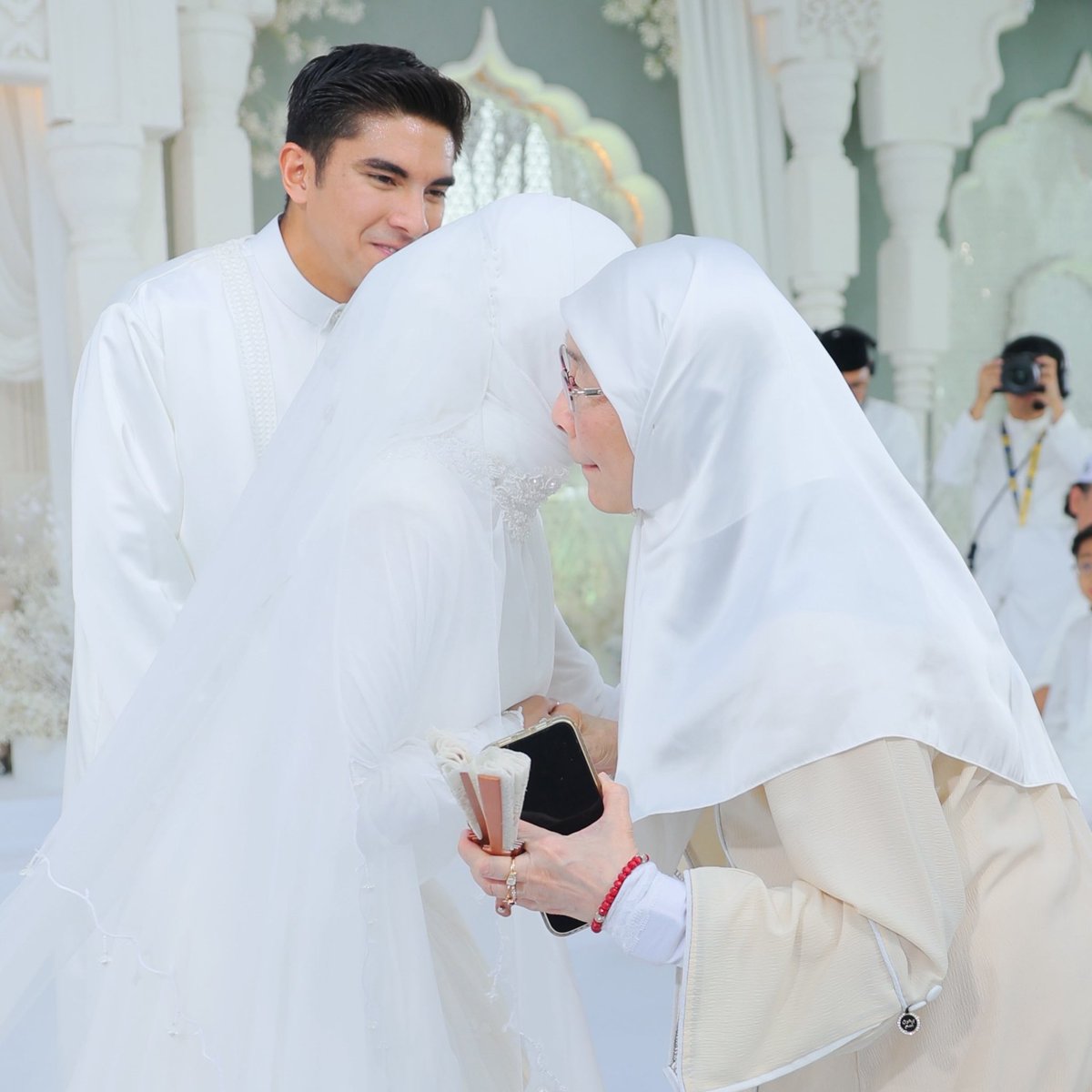 drwanazizah's tweet photo. Alhamdulillah, saya telah berkesempatan menghadiri jemputan majlis akad nikah di Kuala Lumpur.

Tahniah diucapkan kepada kedua-dua ibu bapa pengantin, Tuan Syed Abdul Rahman dan Puan Sharifah Mahani serta Tuan Awang Astillah dan Puan Zarinah atas pernikahan kedua-dua anakanda Syed Saddiq dan pasangannya Dayang Ara Nabellah.

Didoakan semoga pernikahan ini dipenuhi mawaddah, rahmah dan sakinah. Aamiin YRA

Tahniah sekali lagi dan Selamat Pengantin Baru !