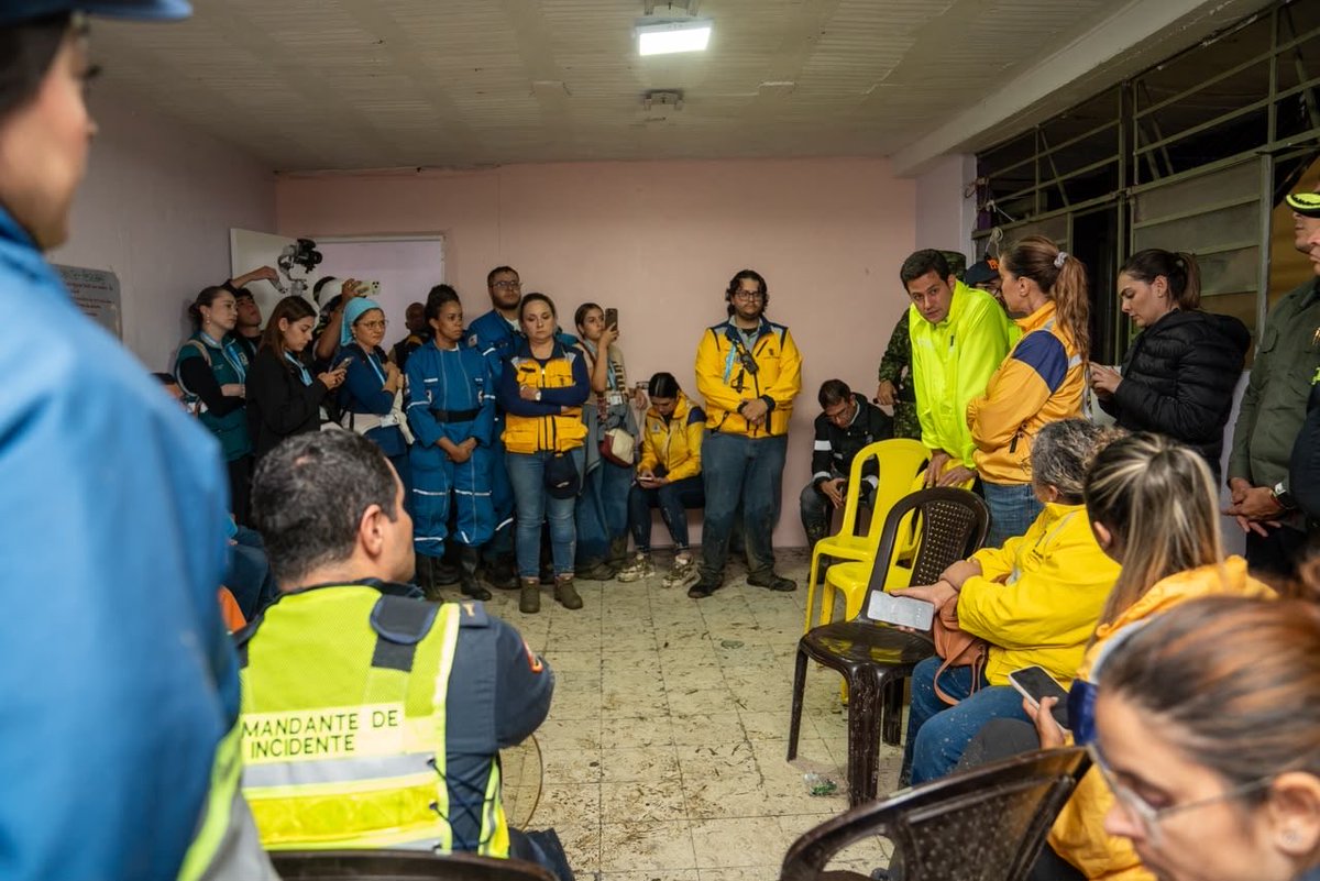 FicoGutierrez's tweet photo. ‼️ Actualización de las emergencias tras las fuertes lluvias en Medellín.

En La Iguaná seguimos con todos nuestros equipos en territorio, atendiendo a las familias y trabajando para recuperar la normalidad lo más pronto posible.

Hasta el momento tenemos identificadas 187 familias afectadas, que representan 516 personas. Nuestra prioridad es acompañarlas y garantizar su seguridad, especialmente la de nuestros niños y adultos mayores.

Nuestros equipos trabajan en dos frentes, oriental y occidental, atendiendo las viviendas afectadas.

Ya hemos retirado más de 110 m³ de residuos voluminosos y 60 m³ de lodo. También atendimos a 3 personas, entre ellas un niño con asma que requirió traslado a un centro asistencial.

Seguimos atentos a las afectaciones por caída de árboles y postes en San Cristóbal, Guayabal, Belén y Laureles. EPM y #BomberosMedellín están trabajando en los puntos afectados.

Y quiero aclarar algo importante: que estemos en medio del fenómeno de El Niño no significa que deje de llover. Las lluvias se siguen presentando y algunas pueden ser muy intensas, con grandes cantidades de agua en poco tiempo. Por eso no podemos bajar la guardia y debemos estar preparados.

Gracias a nuestros Bomberos, organismos de socorro y a todos los equipos que están en territorio.

A las familias afectadas: no están solas. Seguimos al frente, trabajando para que puedan recuperar su tranquilidad.

Cualquier emergencia, repórtenla al 123.