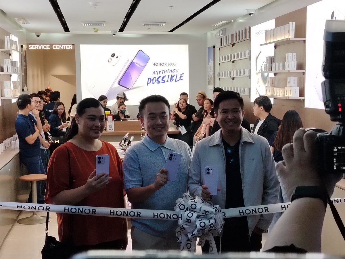 PhilITOrg's tweet photo. An @Honorglobal @HONORPHL Alpha store, an experience store with service center, opens at @smsupermalls Megamall with the first-day sale of AI-powered HONOR 600S 5G. #HONOR600S #AnythingIsPossible #HONOR600Series | via @Catch2T8 https://t.co/5f6IbrSCQf