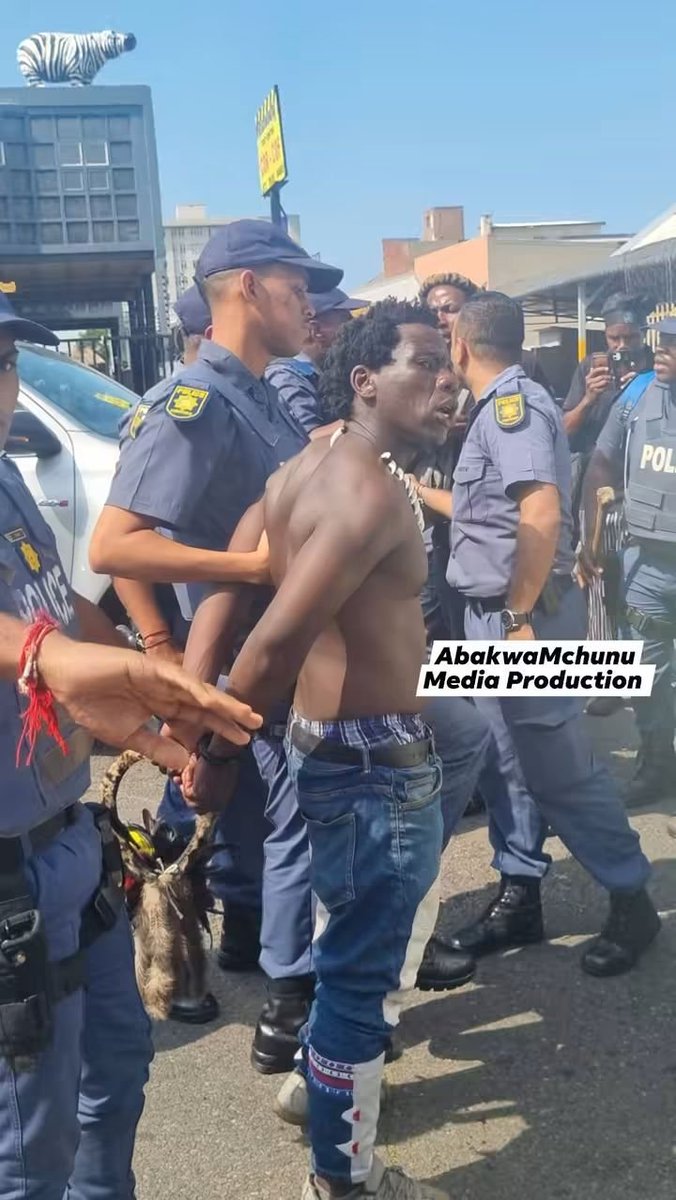 visse_ss's tweet photo. A scuffle broke out between police and community members during the March and March protest on Moore Road in Durban. March and March members Shitafu Magolide and Wandile have reportedly been arrested at the scene. https://t.co/A9epLuwZ5G