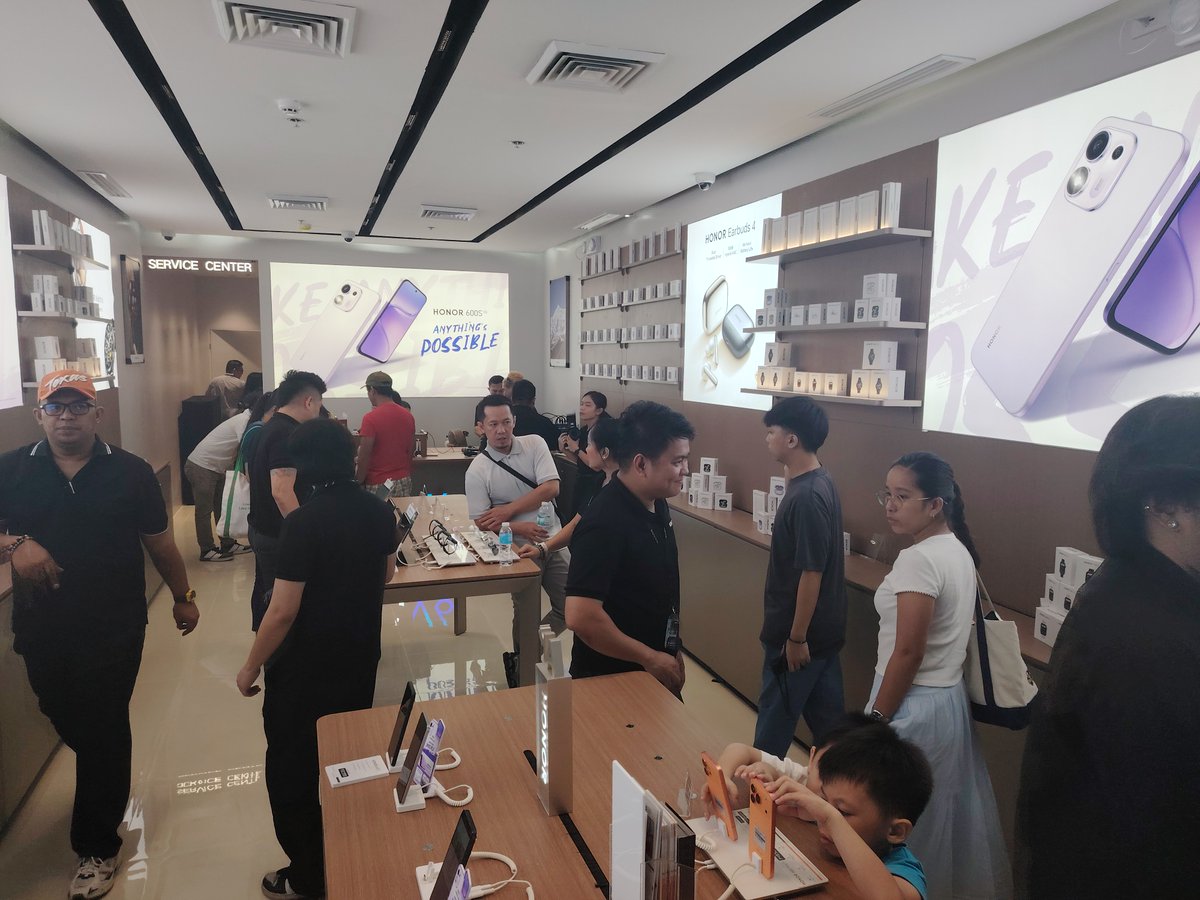 PhilITOrg's tweet photo. An @Honorglobal @HONORPHL Alpha store, an experience store with service center, opens at @smsupermalls Megamall with the first-day sale of AI-powered HONOR 600S 5G. #HONOR600S #AnythingIsPossible #HONOR600Series | via @Catch2T8 https://t.co/5f6IbrSCQf