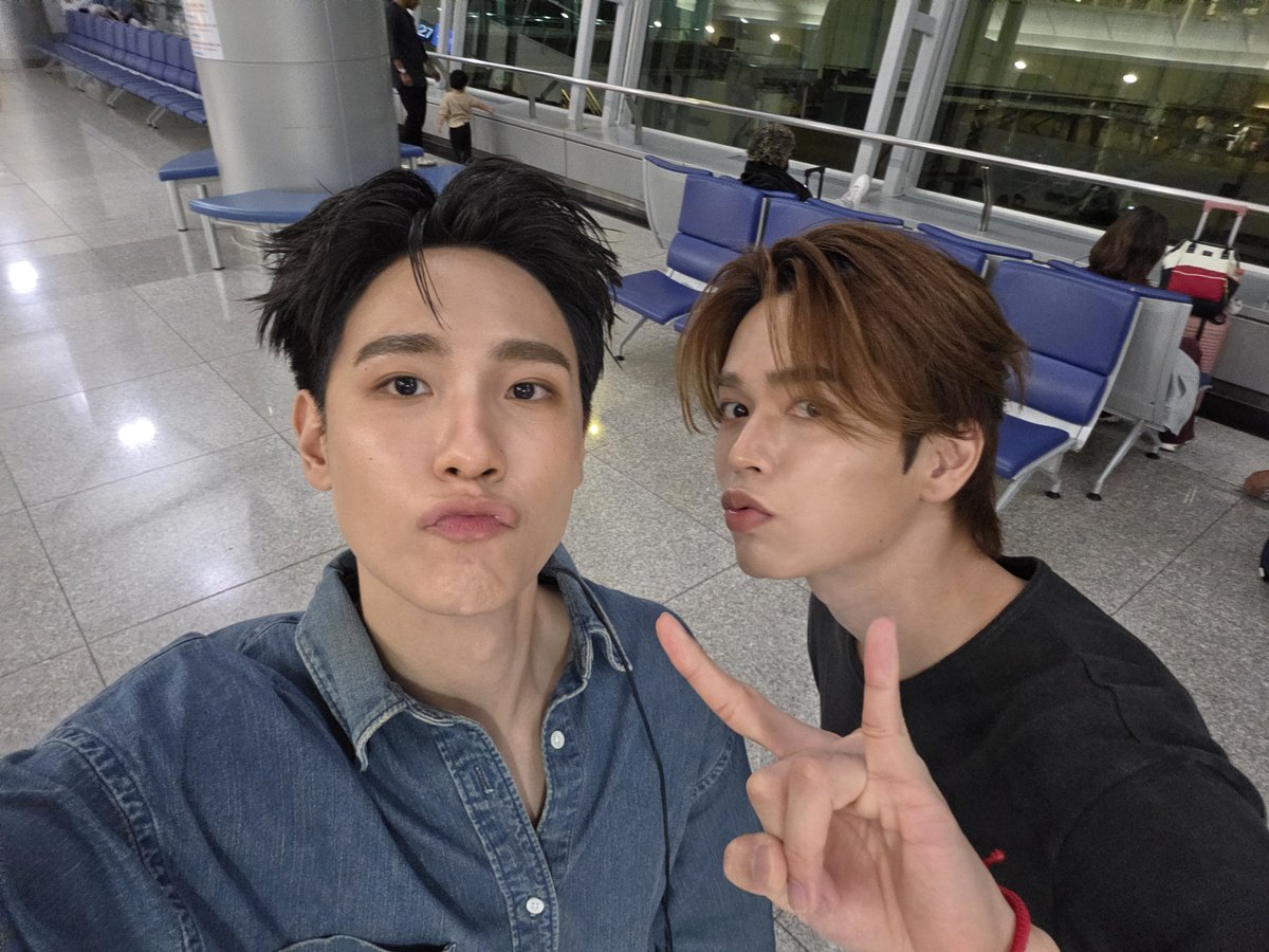 jnnrrs's tweet photo. Thank you for such a wonderful day. It was short but a very memorable one. We promise to come back here very soon. Love you guys, take care till next time. 💛💙

JUNIORMARK NEW HORIZON VN

#JuniorMarkFMinVietnam https://t.co/HyKlrvYv9v