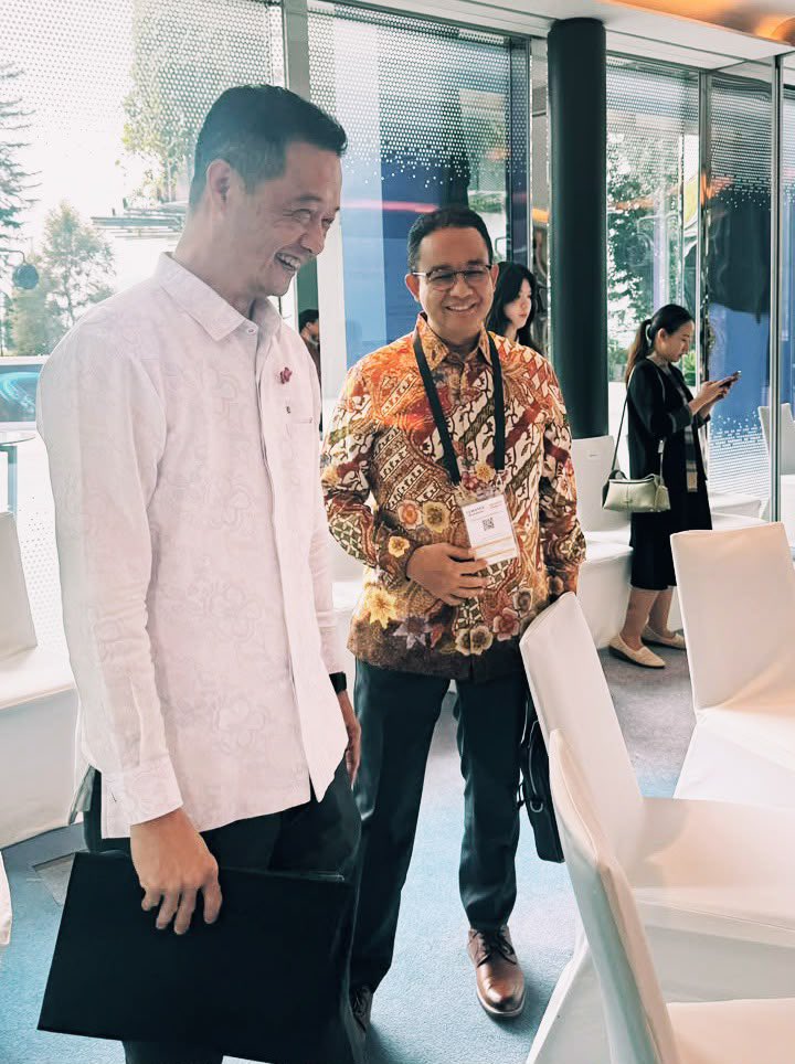 aniesbaswedan's tweet photo. Sekitar 20 tokoh dari berbagai negara berkumpul dalam satu ruangan di Singapura selama dua hari. Jumlahnya kecil agar percakapan bisa berjalan akrab dan mendalam.

Begitulah suasana Asia Leaders Connect, forum tahunan Temasek Foundation kali ini dengan tema "Scaling Impact Together". Kami duduk bersama para pemimpin dari pemerintahan, dunia usaha, filantropi, dan lembaga internasional dari berbagai negara.

Seharian penuh kami berbincang tentang hal-hal yang dampaknya terasa sampai ke rumah-rumah warga, mulai soal dana untuk pembangunan yang ramah lingkungan, bagaimana sebuah bangsa tetap tangguh saat dunia makin terpecah, sampai bagaimana beralih ke energi yang lebih bersih.

Kebetulan, pekan ini Singapura sedang ramai dengan F1 Week. Di sela agenda, kami melihat bagaimana kota ini menjadikan satu ajang balap sebagai ruang bertemu. Para pemimpin saling terhubung, ekonomi bergerak, dan kolaborasi tumbuh. Banyak pelajaran berharga yang layak dibawa pulang.
