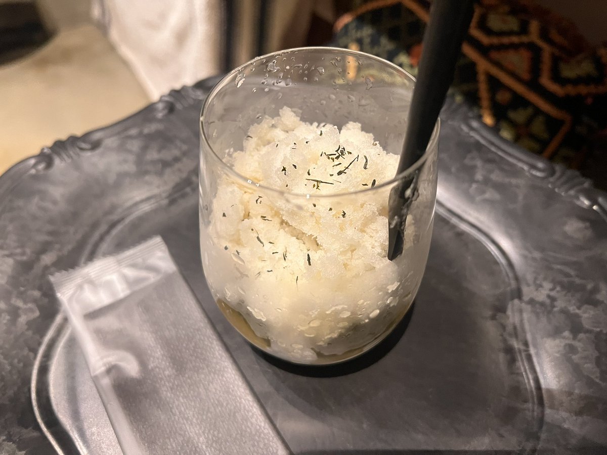 eriri_WJ's tweet photo. 大好きなチョコ屋さんで、
すじ青のりと煎茶のパルフェ🍵
塩気を含んだ海苔の香り、爽やかお茶のゼリー、ホワイトチョコの濃厚な甘み、掘ると味変していってとても良い
夏の名残を感じるなあ
次は🌰と山芋？！が登場するそう、梨も終わる前に食べに行きたいなあ https://t.co/EfYKp9lwN8