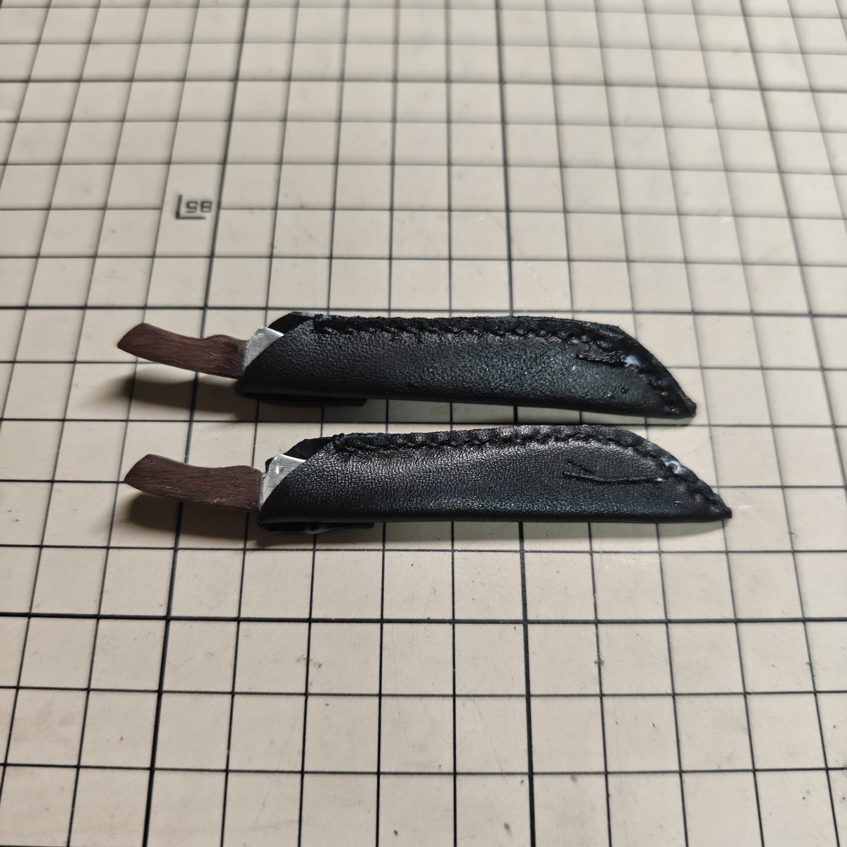 sinq_info's tweet photo. 引っかかって収まらないくらいタイトに鞘を作り、水に濡らして成形する。刃にピッタリとフィットしたきれいな仕上がりになるのである。濡れると伸びて乾くと固まるのでね。本物のナイフの鞘作りでも使う技。
それはそれとして作った鞘が小さくて入らなかったから仕方なくやってるのである。 https://t.co/5UfhSwCN7q