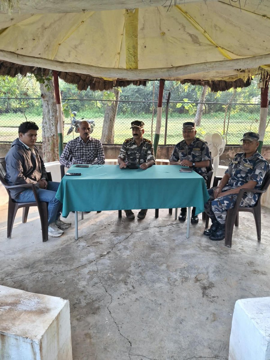 9BnSSB_INDIA's tweet photo. सीमा चौकी में तैना�� 09वीं वाहिनी, SSB के कार्मिकों एवं नेपाल APF के बीच समन्वय बैठक आयोजित की गई। बैठक में आपसी सहयोग बढ़ाने तथा साझा प्रयासों से सीमावर्ती क्षेत्र में सौहार्दपूर्ण वातावरण बनाए रखने पर चर्चा की गई।

#SSB_INDIA #SSBFTRLUCKNOW #SSBSHQGKP https://t.co/xqPhIGXHUE