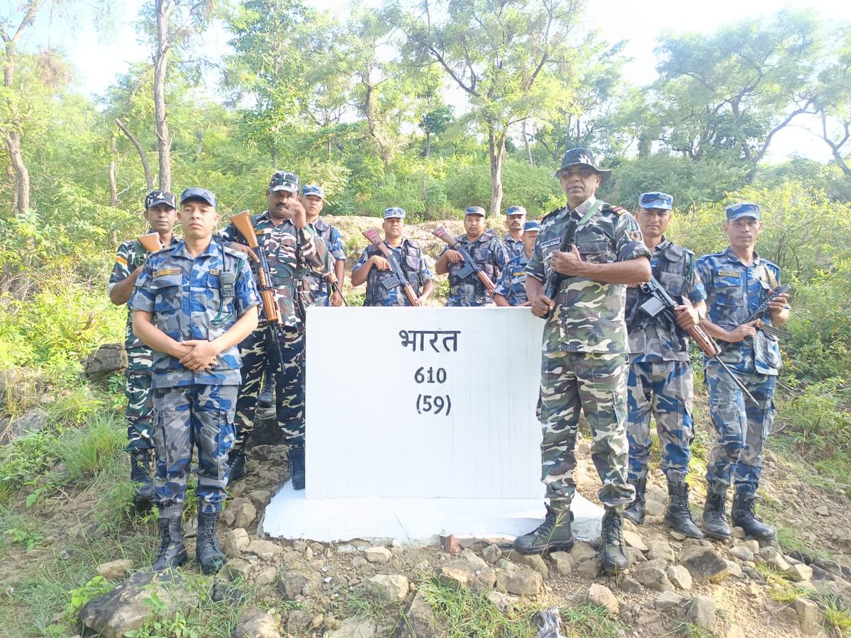 9BnSSB_INDIA's tweet photo. सीमा चौकी में तैनात 09वीं वाहिनी, SSB के कार्मिकों द्वारा नेपाल APF क��� साथ संयुक्त गश्त के दौरान सीमा स्तंभों का निरीक्षण किया गया। इस दौरान ��ीमा स्तंभों की स्थिति का सत्यापन कर सीमा सुरक्षा एवं आपसी समन्वय को सुदृढ़ किया गया।

#SSB_INDIA #SSBFTRLUCKNOW #SSBSHQGKP https://t.co/orri1XYrfF