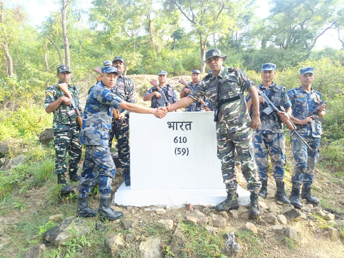 9BnSSB_INDIA's tweet photo. सीमा चौकी में तैनात 09वीं वाहिनी, SSB के कार्मिकों द्वारा नेपाल APF क��� साथ संयुक्त गश्त के दौरान सीमा स्तंभों का निरीक्षण किया गया। इस दौरान ��ीमा स्तंभों की स्थिति का सत्यापन कर सीमा सुरक्षा एवं आपसी समन्वय को सुदृढ़ किया गया।

#SSB_INDIA #SSBFTRLUCKNOW #SSBSHQGKP https://t.co/orri1XYrfF