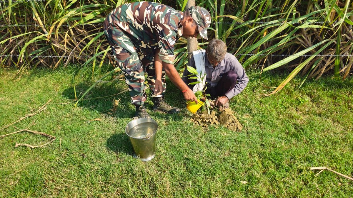 9BnSSB_INDIA's tweet photo. सीमा चौकी में तैनात 09वीं वाहिनी, SSB के कार्म���कों द्वारा ग्रामीणों के साथ मिलकर वृक्षारोपण अभियान-2026 के तहत पौधरोपण किया गया। इस दौरान पर्यावरण संरक्षण एवं हरित वातावरण के प्रति जागरूकता बढ़ाई गई।

#SSB_INDIA #SSBFTRLUCKNOW #SSBSHQGKP https://t.co/G3sMmJXYDS