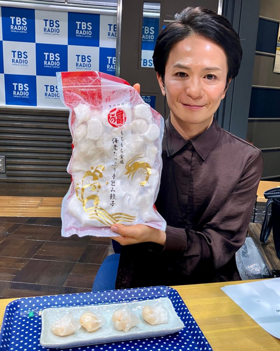shopchannel's tweet photo. 本日のTBSラジオ
「堀井美香のご褒美カタログ」でのご紹介商品は
「もちもち食感 海老たっぷり手包み餃子」🥟

海老の旨み・甘み・ぷりっとした食感を
楽しめるよう、
大きめの海老をたっぷり使用した
こだわりの一品です🦐😋
もちもちの皮に、海老とたけのこの食感✨

蒸してそのままはもちろん、
焼き餃子やスープ、お鍋の具材にも��すすめ🍲

10月31日までの特別価格でご紹介中ですので、
詳しくはショップチャンネル公式サイトを
チェックしてください💨

番組では、感想やショップチャンネルでの
お買いもの体験など、メールも募集中📩 
ぜひお便り送ってみてください！

#ご褒美954 　#ショップチャンネル