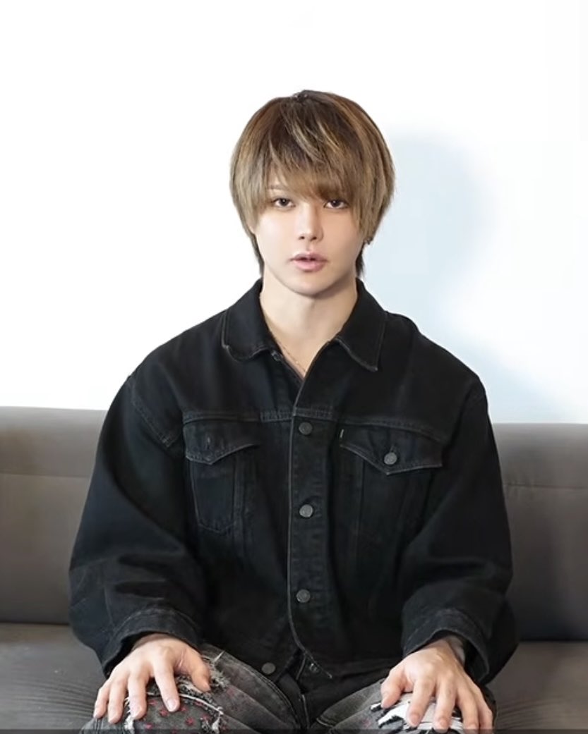LVT_Banana3's tweet photo. 今まで気づかなかったけど、りうらさんが夜神月に似てるって事に気づいてしまった🐤 https://t.co/kTml8Xcl2q