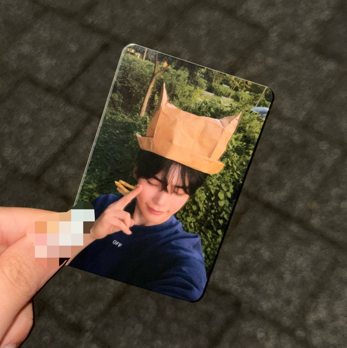 ryosindans's tweet photo. he came down😭😭😭to personally hand out😭😭😭his photocard😭😭😭😭 https://t.co/j3V9QP3791