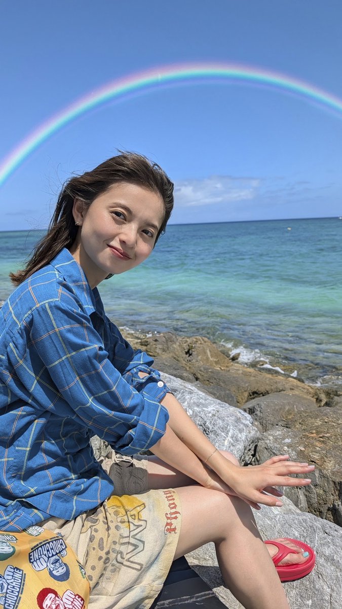 ANOTHERSKY_NTV's tweet photo. ＼ただいま放送中📺⚡️／

#齋藤飛鳥 さんが訪れた沖縄のビーチにて🏝️

Google Pixel の「イマジネーション機能」を使って、
空に大きな虹をかけてみました🌈
より一層気持ちのいい一枚に仕上がりました。

※旅の写真はすべて Google Pixel で撮影しました。

@asuka3110_staff 
#アナザースカイ #Pixelで撮影  #沖縄