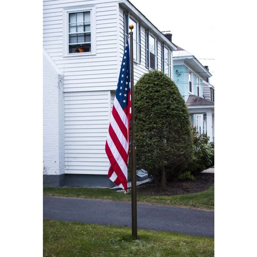 AtlanticFlagP's tweet photo. The American flag on top. Yours underneath. Branch, state, or team.

Two flags, one pole. A lot of families tell their story that way. #AmericanFlag https://t.co/lY6Ij5SEgr