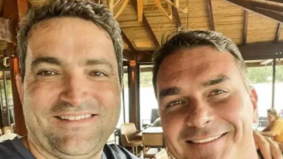 BlogdoNoblat's tweet photo. Flávio dividia conta com suspeito de lavar dinheiro do INSS, indicam emails. Emails obtidos pela PF na operação Sem Desconto indicam que o senador Flávio Bolsonaro (PL) dividia acesso a uma conta PJ no Santander com o advogado Willer Tomaz; ambos negam. A PF achou mensagens no iCloud de Tomaz sobre desassociar do “usuário master” a conta identificada como “Flávio Bolsonaro”, e diz que precisa aprofundar a apuração da relação com agentes públicos. A investigação cita voos internacionais de Flávio e família pagos por empresas de Tomaz e aponta o advogado como suspeito de lavar dinheiro ligado a descontos indevidos no INSS; Weverton Rocha (PDT-MA) também é investigado (uol)