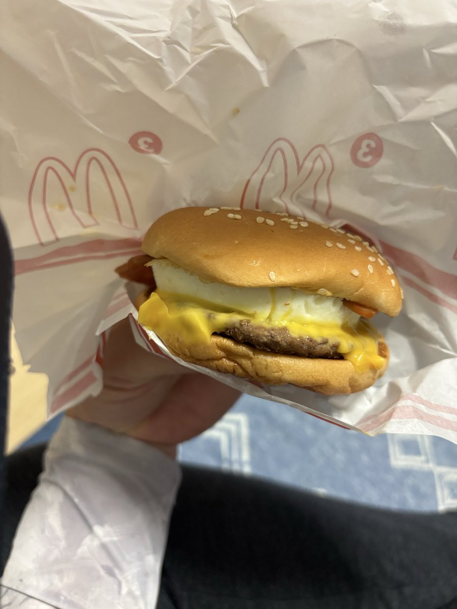 kensuke_1203's tweet photo. 夜ごはん🍔🌙
そろそろ月見のシーズンも終わりかぁ､､､🥹 https://t.co/yi34ql8y0j