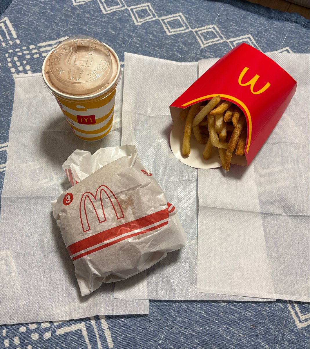kensuke_1203's tweet photo. 夜ごはん🍔🌙
そろそろ月見のシーズンも終わりかぁ､､､🥹 https://t.co/yi34ql8y0j