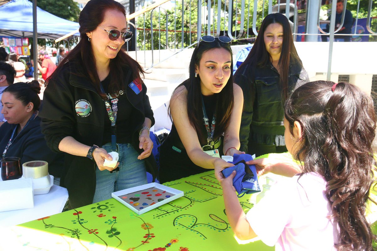 SSVSA's tweet photo. Desde el @SSVSA agradecemos al COSAM Domingo Asún Salazar y a los equipos que acercaron la promoción y prevención en salud mental a la comunidad en Plaza Victoria. #SomosRed https://t.co/8KwqyW5jhG