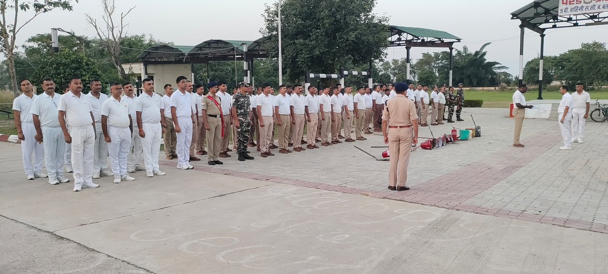 9BnSSB_INDIA's tweet photo. 09वीं वाहिनी SSB, बलरामपुर में कार्मिकों द्वारा फायर फाइटिंग (अग्निशमन) अभ्यास किया गया। अभ्यास के दौरान अग्निशमन उपकरणों के प्रभावी उपयोग एवं आपातकालीन परिस्थितियों में त्वरित कार्रवाई का प्रदर्शन कर तत्परता और कार्यकुशलता को सुदृढ किया गया

#SSB_INDIA #SSBFTRLUCKNOW #SSBSHQGKP https://t.co/Dm4E7ZqLxX