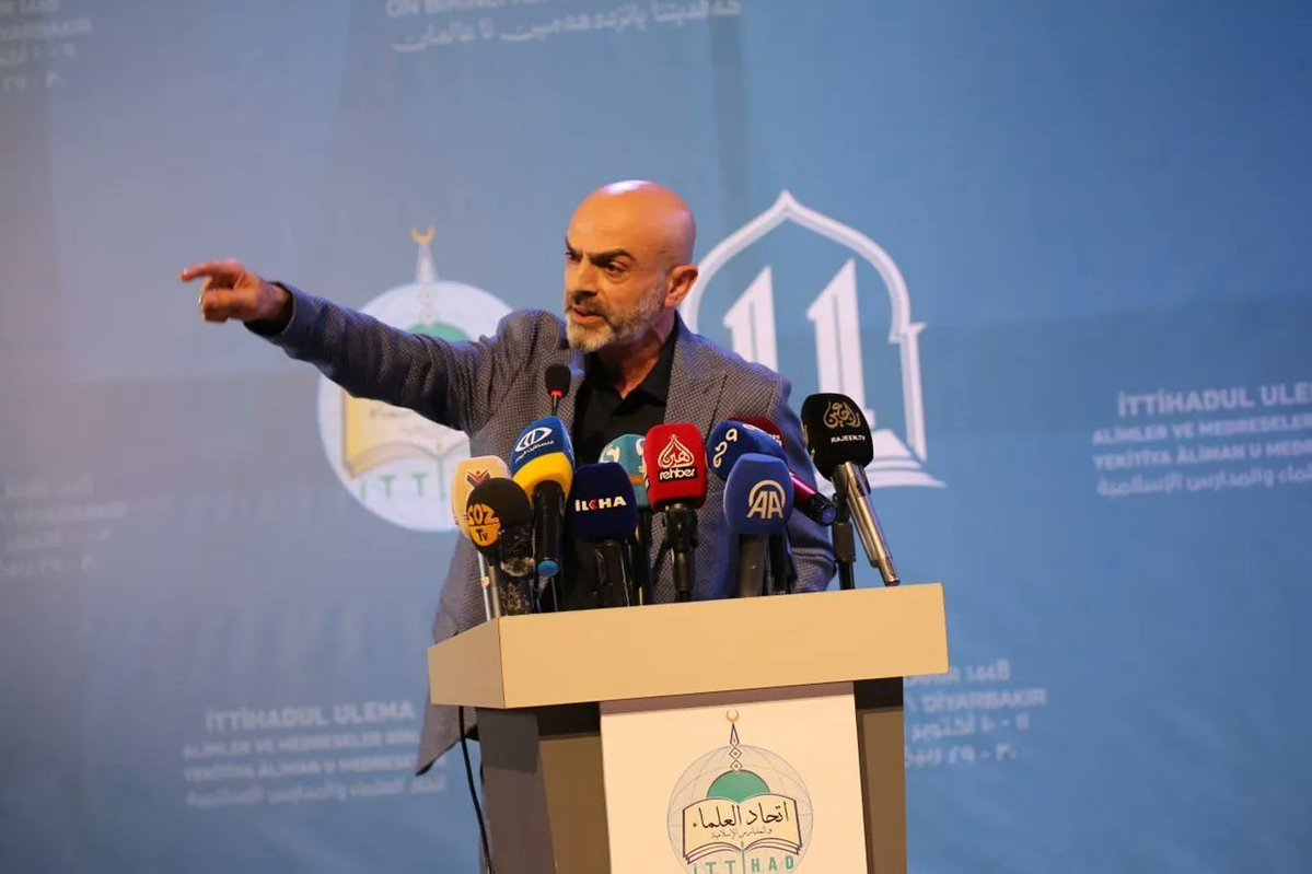 Dogruhaber's tweet photo. Abdurrahim Şen’den İslam ve davet vurgusu

11’inci Alimler Buluşması’nda konuşan yazar Abdurrahim Şen, İslam’ın ilk yıllarında yaşanan hızlı genişlemeye dikkat çekerek, “İlk nesil nasıl anladıysa biz de öyle anlamalıyız” dedi.

📌 Geçmişte az sayıda Mushafla imparatorluklara hükmedildiğini, bugün milyarlarca Mushaf olmasına rağmen İslam’ın öz yurdunda hükümlerinin geçerli olmadığını vurguladı.

📌 Kudüs, Gazze ve Doğu Türkistan’da Müslümanların zulüm altında olduğunu, İslam coğrafyasının gayri İslami hukuk düzenleriyle yönetildiğini ifade etti.

📌 Davetin, sadece İslam’a çağrı değil; İslami hayatı öz yurdunda yeniden başlatma çağrısı olduğunu söyledi.