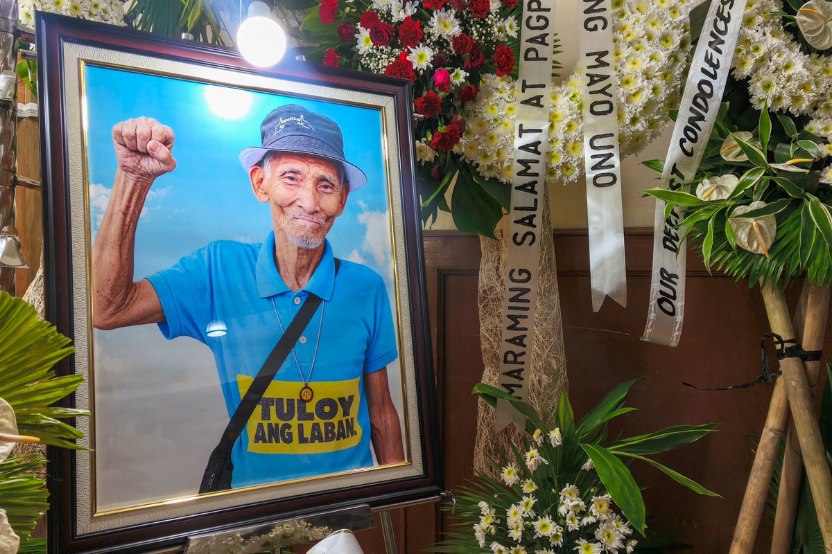 altermidya's tweet photo. TINGNAN: Nagtipon ngayong Oktubre 10 ang mga tsuper at opereytor mula sa National Capital Region chapters ng PISTON para parangalan ang kanilang yumaong kasamahan na si Elmer Cordero.

Naghandog ng mga awit, tula, at mensahe ng pagpupugay ang mga tsuper para kay Tatay Elmer.

Pumanaw si Tatay Elmer, 78, noong Oktubre 7, ilang araw matapos atakihin sa puso habang nasa transport strike ng mga tsuper kontra sa tuluy-tuloy na pagtaas ng presyo ng langis. | Adrian Puse/Altermidya