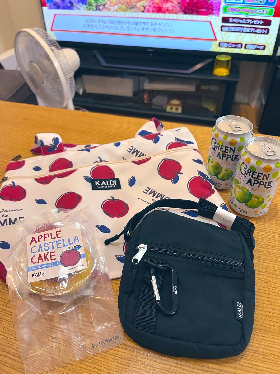 yoonmako's tweet photo. カルディのりんごバッグ、オンラインだと売り切れてたけど店舗には普通に売ってたので買っちゃった😊✨ショルダーバッグは中もりんご柄でカラビナ付き🍎旅行のときに持っていこうかな。これで2,000円はお得だー！ https://t.co/9TKZfwZDdD