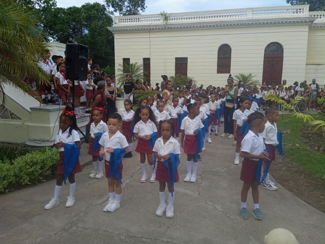 dpestgo's tweet photo. 8 de octubre día memorable para todo el pueblo de #SantiagodeCuba y de #Cuba en general,  la celebración del ingreso de nuestros educandos de Primer grado a la Organización de Pioneros José Martí (OPJM).#SantiagodeCuba #CubaMined 
#ConFidelEnCadaAula https://t.co/l3XwjWp8I7