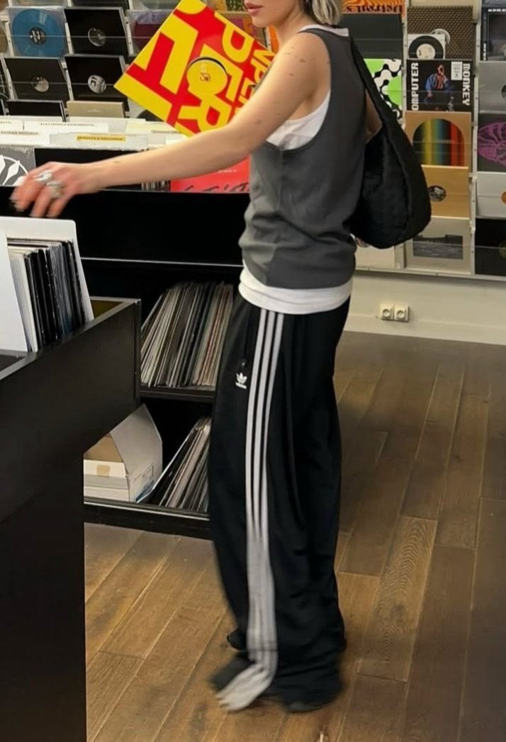 newspicy1214's tweet photo. 저는 트랙팬츠 요기서 사고 진짜 잘입는중!! 핏 개이뿜
다른곳에서 사면 사이즈 너무너무 커서 반품했는대 요기는 정사이즈로 사면 돼서 강추임

핀터핏 나오고,, 티 하나에만 입어줘도 힙해서 ㅊㅊ https://t.co/8WD5PiwQk4